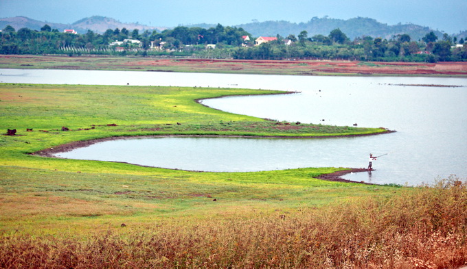 Một góc hồ Ea Kao. Tên gọi của hồ được người đồng bào Ê Đê sống gần khu vực hồ đặt theo tên dòng suối Ea Kao